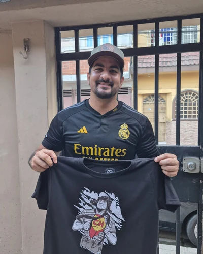 Cliente con camiseta deportiva personalizada de Thor Prints