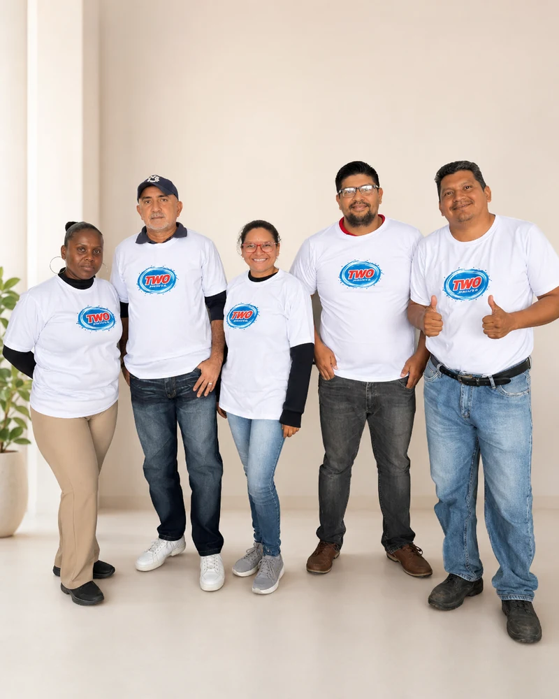 Equipo de trabajo con camisetas corporativas estampadas por Thor Prints